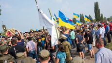 Як Хресний хід проходив повз радикалів біля Борисполя (ФОТО)