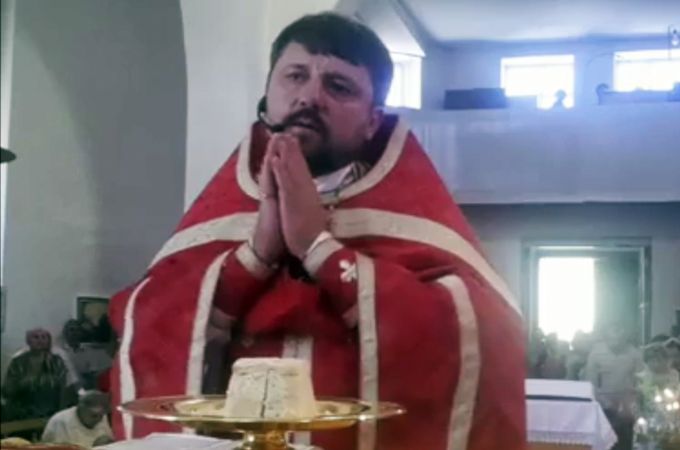 Обман и благоговейное ковыряние в носу. Как "священники" УПЦ КП относятся к своим "таинствам"