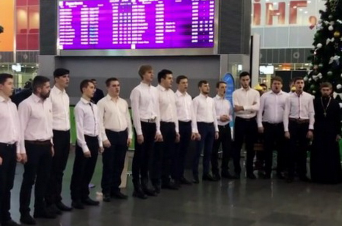 Туристов в аэропорту "Борисполь" встретили Рождественским флешмобом студенты КДАиС (ВИДЕО)