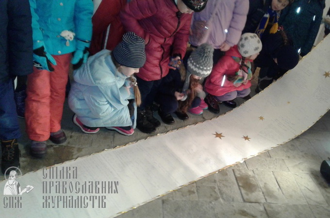 32 метра детских просьб к Святому Николаю