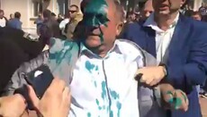 В Белгород-Днестровском праворадикалы облили члена исполкома зеленкой и грозили захватить церкви УПЦ