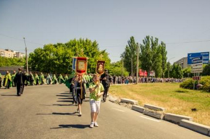 Юные верующие прошли Крестным ходом по улицам Запорожья