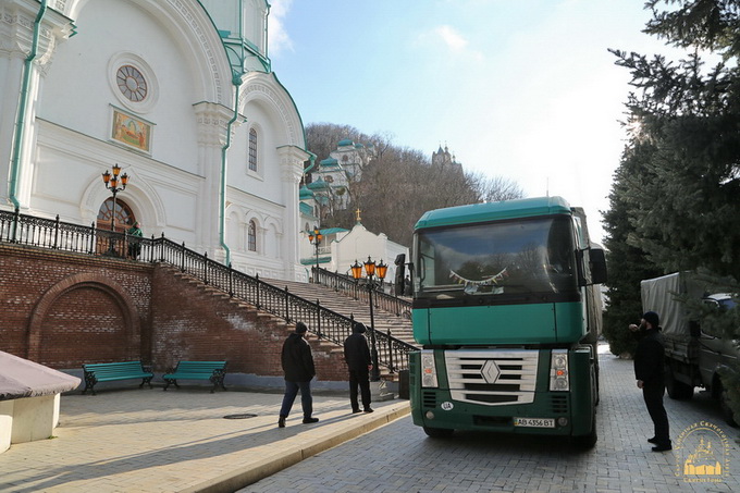 Верующие Винницы продолжают оказывать помощь беженцам в Святогорской Лавре