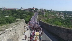 Более 20 тысяч верующих вышли на Крестный ход из Каменца-Подольского в Почаев (ВИДЕО)