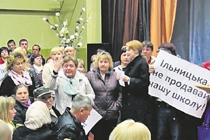 В селе Корчак родители протестуют против передачи школы католикам