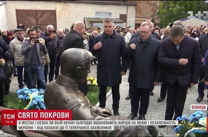 Vinnitsa officials cross themselves to "holy" Petlyura (VIDEO)