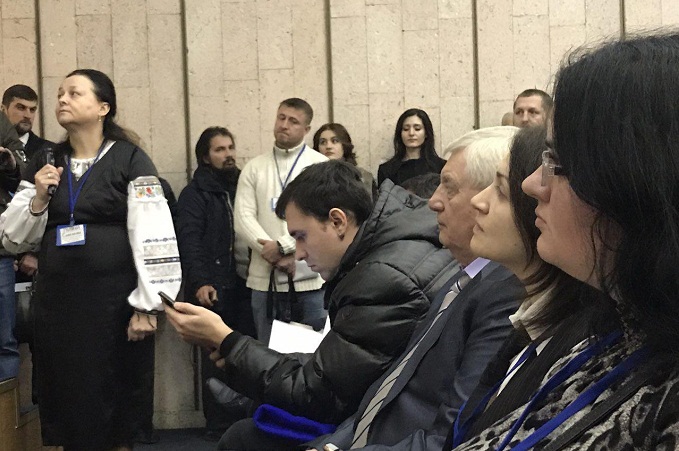 Нардеп закликав віруючих «ділитись храмами»