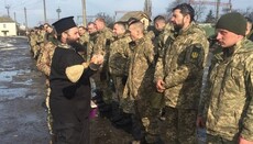 В Белой Церкви священник УПЦ благословил воинов на прохождение службы
