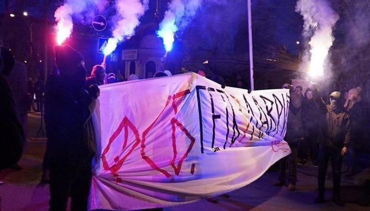 Националисты из С14 заблокировали въезд в Киево-Печерскую лавру