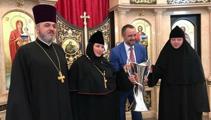 Президент ФФУ Андрей Павелко принес кубок в церковь Киевского патриархата