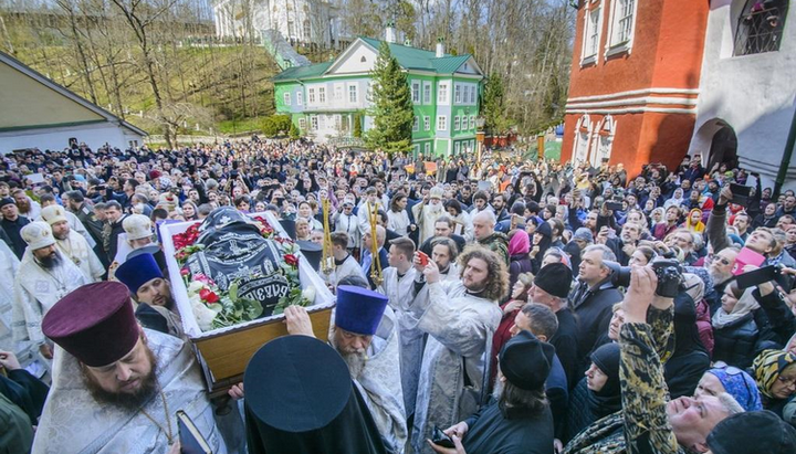 Проститься со старцем пришло многочисленное духовенство и тысячи верующих