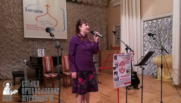 Поет председатель жюри фестиваля "Благодатное небо" Галина Ильева