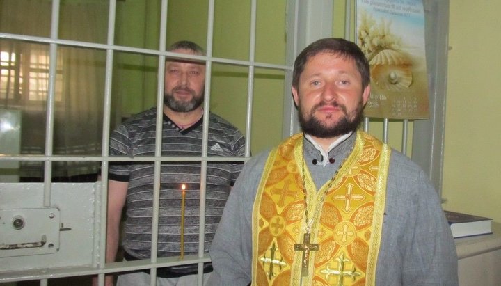 Священик УПЦ Володимир Каплун з одним із ув'язнених