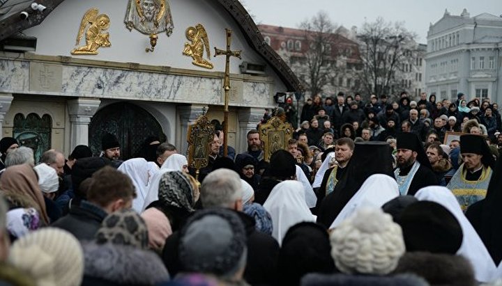 У 2018 році радикали неодноразово влаштовували акції біля стін Десятинного монастиря