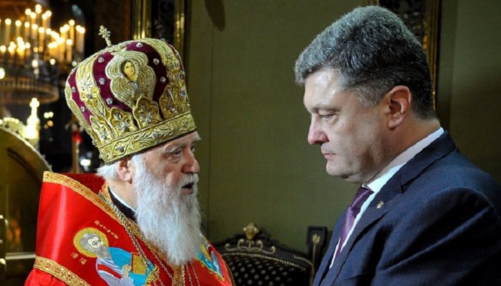 Ответный жест: Филарет вручил Петру Порошенко орден