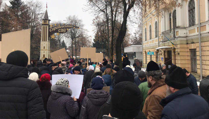 Верующие под стенами Винницкого городского суда