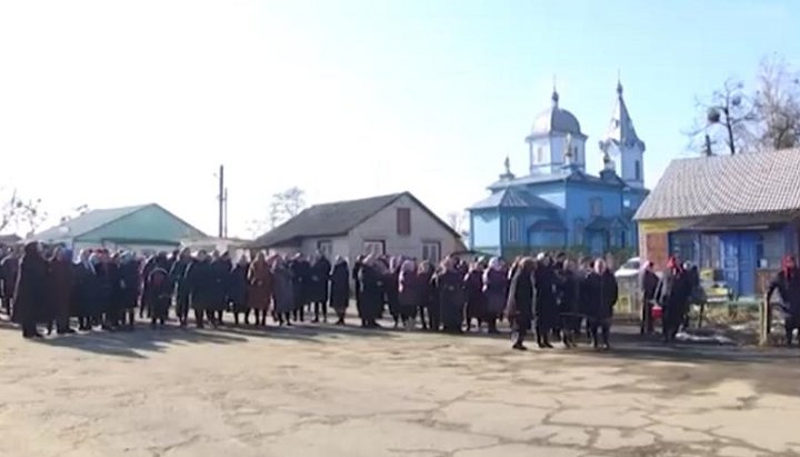 Жители поселка Томашгород отказались переводить местный храм в ПЦУ.
