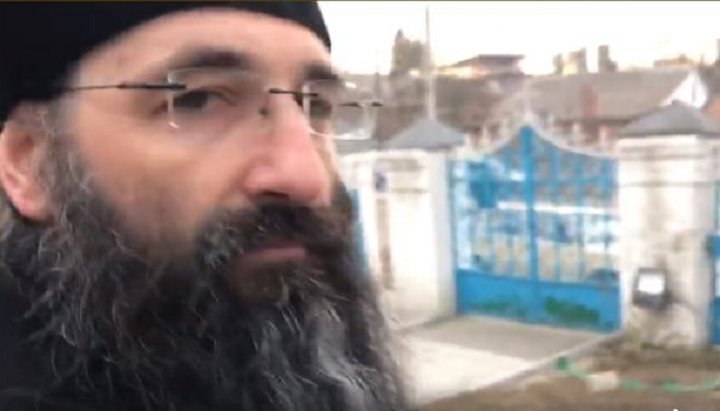Агресивно налаштовані активісти ПЦУ стали силою відтісняти владику Варсонофія до огорожі храму.