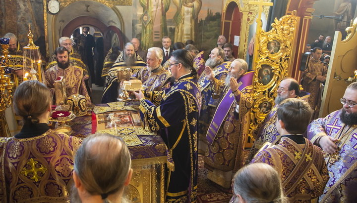 Богослужения Крестопоклонной Недели в киевской Лавре
