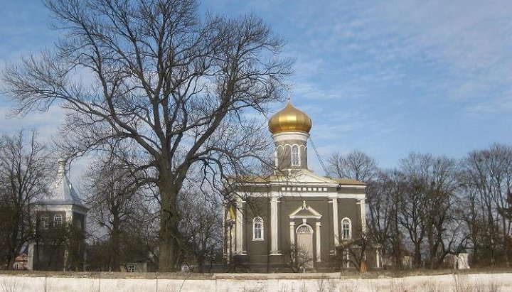Після захоплення храму громада УПЦ в селі Піски молиться в гаражі