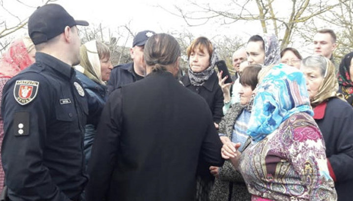 Вимітайтеся, мамо! – клірик УПЦ розповів, як ПЦУ захоплює храми