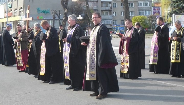 «Священнослужители» УПЦ КП/ПЦУ отправились в Старые Кошары после крестного хода по улицам Ковеля