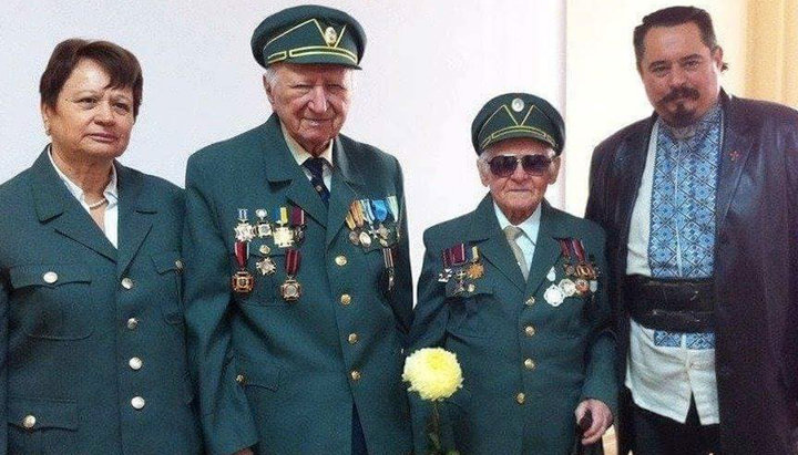Клирик ПЦУ Сергей Ткачук (крайний справа) с представителями УПА. Фото: Facebook