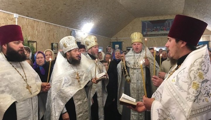 Festal service in the UOC community’s church, village of Buscha. Photo: Archpriest Vasyl Nachev