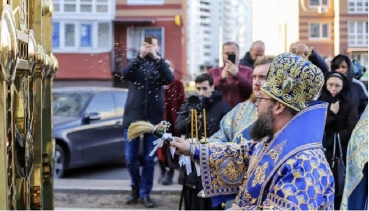 Єпископ Сильвестр освятив накупольні хрести для столичного храмового комплексу. Фото: КДАіС