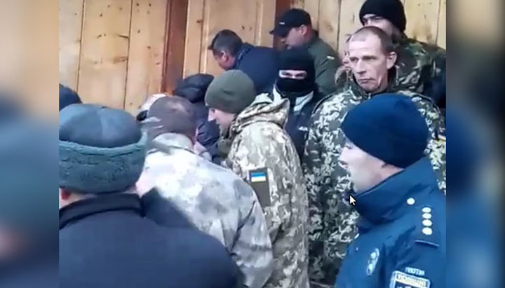 Захват храма УПЦ в селе Гринява. Фото: скрин видео