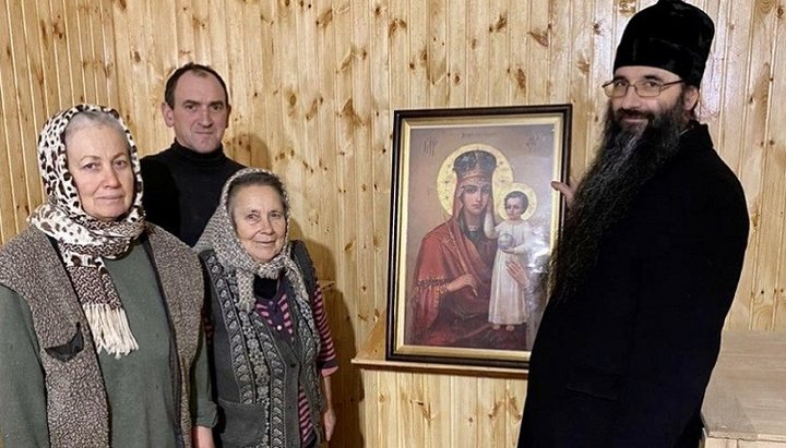 Митрополит Варсонофий передал общине икону «Призри на смирение». Фото: Винницкая епархия