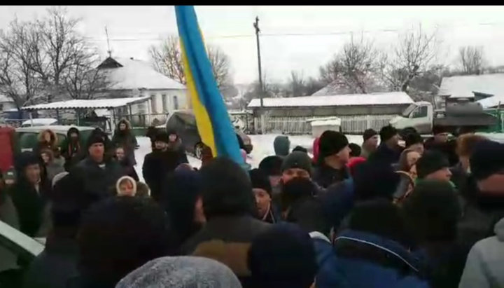 «Идем мочить московского попа!»: в Новоживотове пытались захватить храм