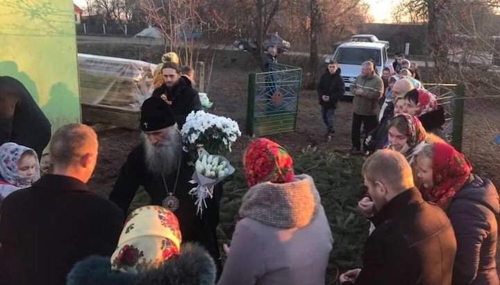 Митрополит Сергий (Генсицкий) с прихожанами УПЦ села Радошовка. Фото: Тернопольская епархия УПЦ
