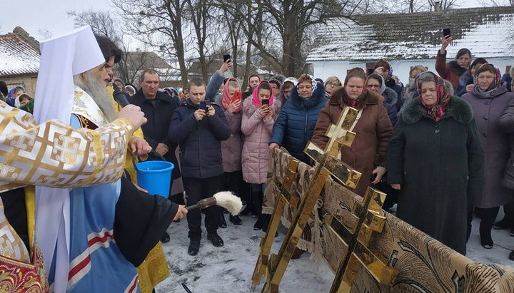 У Онишківцях освятили хрести на храмі, побудованому замість захопленого. Фото: facebook.com