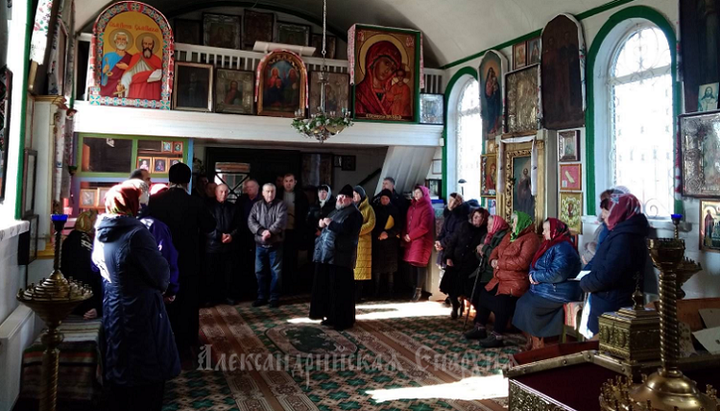 Представители СММ ОБСЕ на встрече с настоятелем и прихожанами общины УПЦ села Бирки. Фото: alexandria-eparhia.org