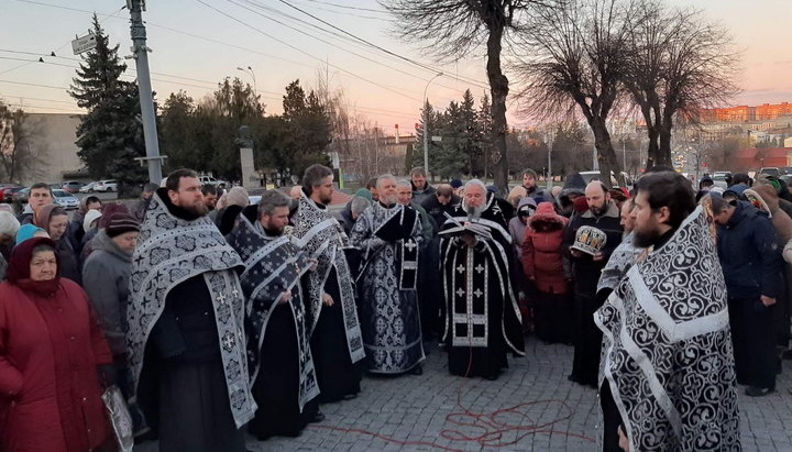 Верующие УПЦ совершили первую в этом Великом посту Пассию у захваченного ПЦУ собора Виннице. Фото: eparhia.vinnica.ua
