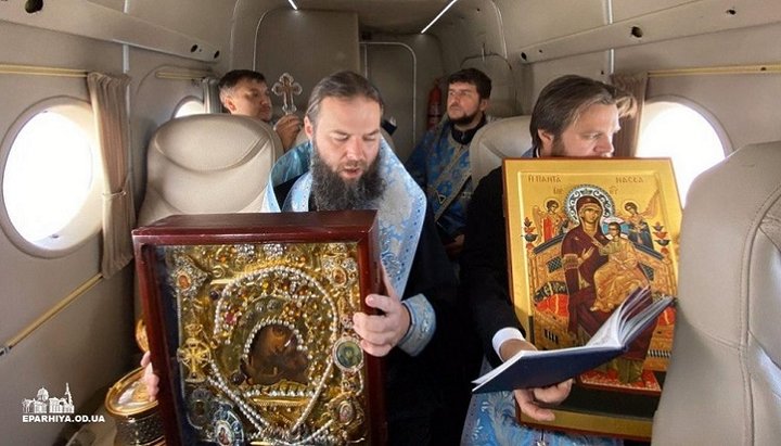 Крестный ход над Одессой возглавил викарий Одесской епархии архиепископ Южненский Диодор. Фото: eparhiya.od.ua