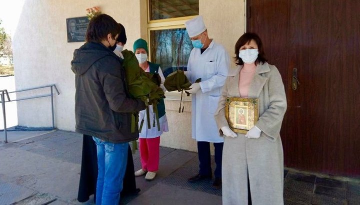 Главному врачу больницы протоиерей Василий Балан подарил икону святого великомученика Пантелеимона. Фото: Facebook-страница храма Рождества Пресвятой Богородицы