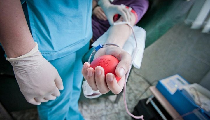 У Білорусі Церква і МОЗ просять вірних здати плазму крові для допомоги важкохворим пацієнтам. Фото: pbs.twimg.com