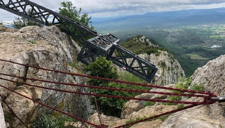 Металевий хрест розрізали на дві частини і осквернили написами. Фото: sedmitza.ru