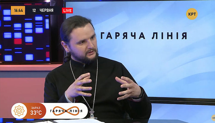 Клірик Бориспільської єпархії УПЦ протоієрей Олександр Клименко. Фото: скріншот відео на YouTube-каналі «Телеканал КРТ»