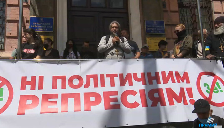 «Ιερέας» ΟCU στη Ποροσένκο-διαδήλωση είπε ανέκδοτο για το «Πάτερ ημών»