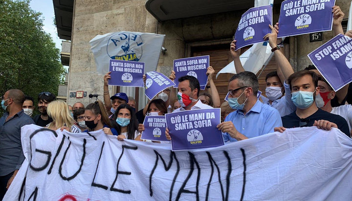 Митинг возле консульства Турции против превращения храма Святой Софии в мечеть. Фото: twitter.com/matteosalvinimi