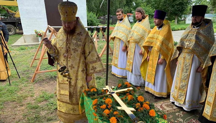 В селі Недра освятили накупольний хрест та дзвони Свято-Троїцького храму. Фото: boryspil-eparchy.org