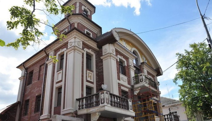 Кафе у Полтаві, декороване свастикою і язичницькими рунами. Фото: poltava.to