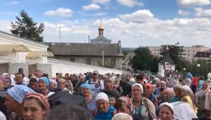 Прибытие паломников из Браилова в Почаевскую обитель. Фото: скриншот/видео/Facebook/Перший Козацький
