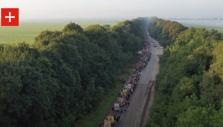 Religious procession from Kamyanets-Podilsky to Pochayiv Lavra. Photo: screenshot of the YouTube channel "1Kozak"