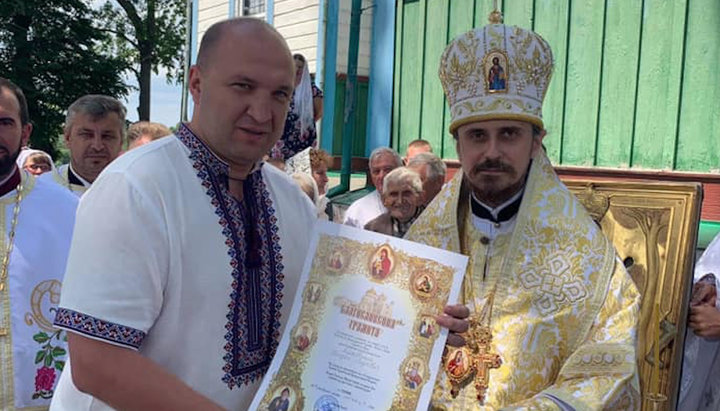 Богдан Яциковський отримує «благословенну грамоту» від «архієпископа» ПЦУ Нестора Писика. Фото: Facebook
