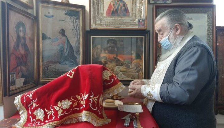 После выписки из клиники митрополит Ириней помолился в домовом храме при епархиальном управлении. Фото: eparhia.dp.ua