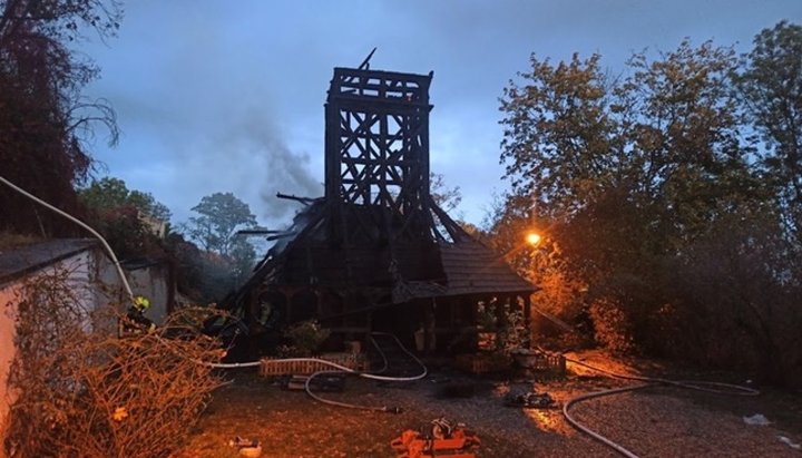 Вогонь практично повністю знищив будівлю старовинного храму. Фото: kp.ua